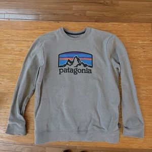 Oversize Patagonia crewneck sweatshirt.